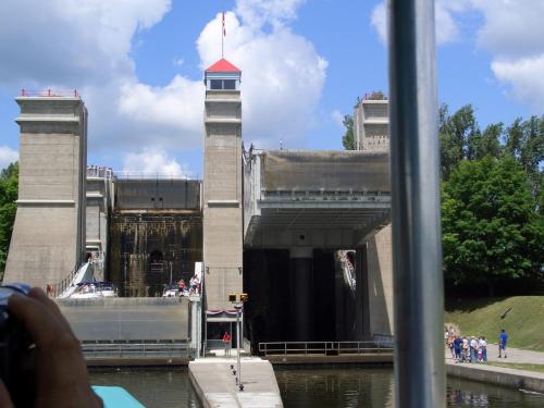 lift lock oppening gate